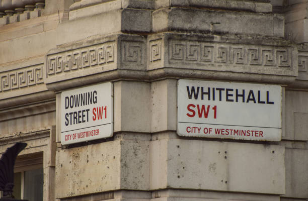 cartelli di whitehall e downing street, londra, regno unito - government dpeartment foto e immagini stock