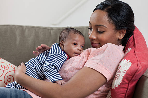 mère et bébé garçon - être étendu sur le ventre photos et images de collection