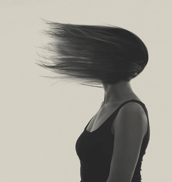 retrato abstracto de mujer con cabello soplando en la cara - fantasy women blurred motion studio shot fotografías e imágenes de stock
