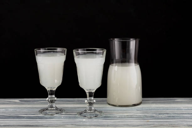 bebida alcoólica fermentada caseira à base de plantas em fundo escuro. bebidas fermentadas feitas por imersão de grãos, arroz ou frutas em água - water sap - fotografias e filmes do acervo