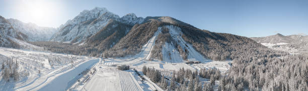 tremplin de saut à ski à planica près de kranjska gora, slovénie - ski jumping hill photos et images de collection