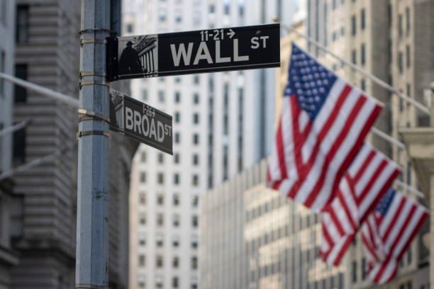 wall street - wall street new york stock exchange american flag manhattan financial district stock-fotos und bilder