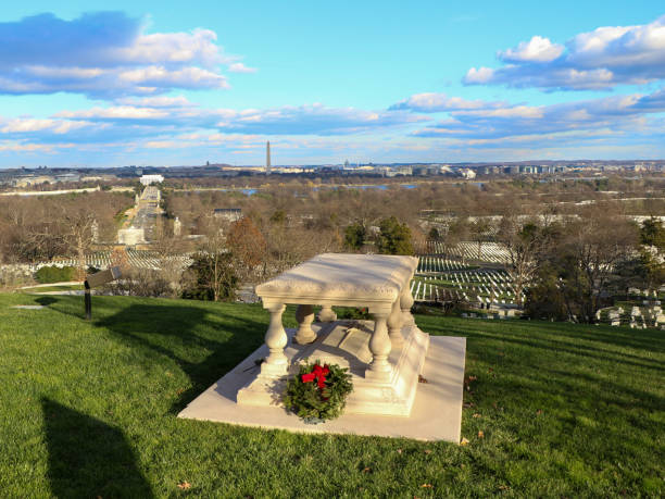 Arlington, Virginia: Entrance of Arlington National Cemetery in whose the dead of the nation's conflicts have been buried,beginning with the Civil War. J.F.Kennedy mansion in the background.