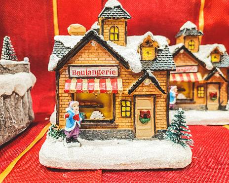 Christmas house with snow. Christmas ornament. Adorno navideño de casa con nieve.