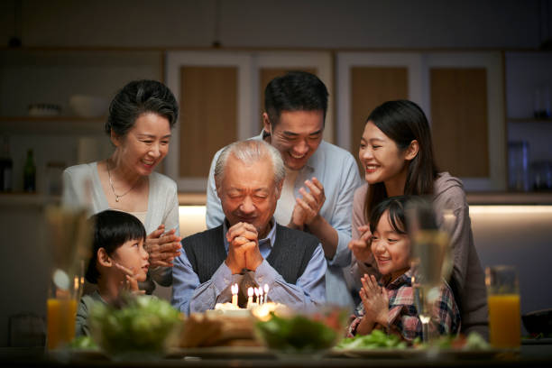 집에서 할아버지의 생일을 축하하는 3세대 아시아 가족 - senior adult old young adult couple 뉴스 사진 이미지