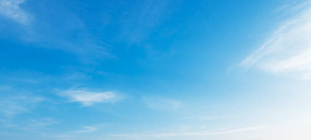 ciel bleu avec des nuages en arrière-plan - ciel bleu photos et images de collection