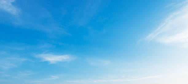 cielo azzurro con nuvole sfondo bianco - against a blue sky foto e immagini stock