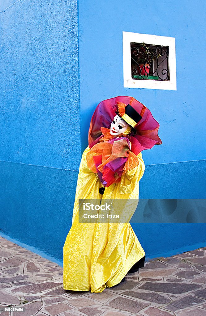 Clown dietro l'angolo - Foto stock royalty-free di Eccentrico