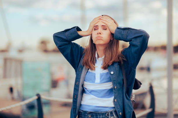 mujer estresada que lo pasa mal durante sus vacaciones - pessimist women one person caucasian fotografías e imágenes de stock