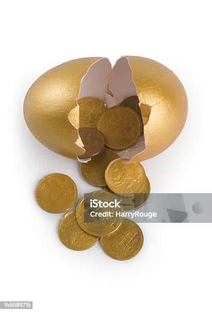 Broken Egg Mit Goldenen Münzen Stockfoto und mehr Bilder von Ei - Ei, Eingießen, Finanzen