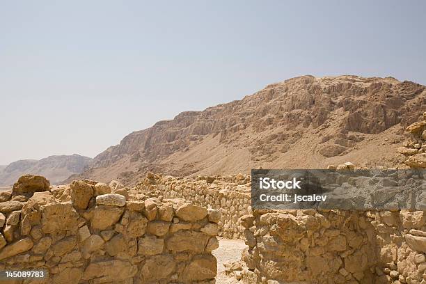 Ruínas De Qumran Com Montanhas No Fundo - Fotografias de stock e mais imagens de Arcaico - Arcaico, Arqueologia, Cordilheira - Montanha