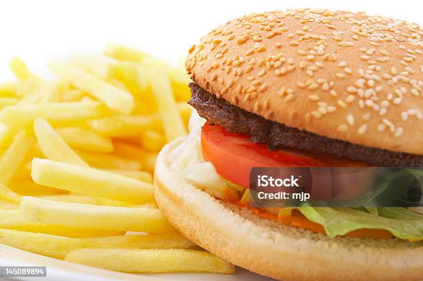 Hamburguesa Y Papas Fritas Foto de stock y más banco de imágenes de Alimento - Alimento, Barbacoa - Comida, Calor