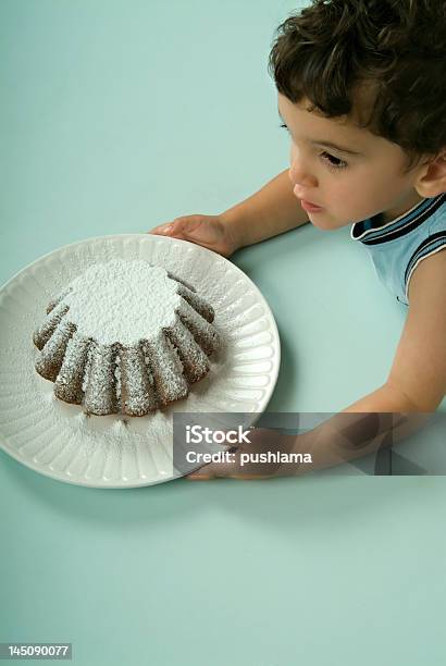 Foto de Criança E Bolo e mais fotos de stock de Alegria - Alegria, Alimentação Não-saudável, Azul