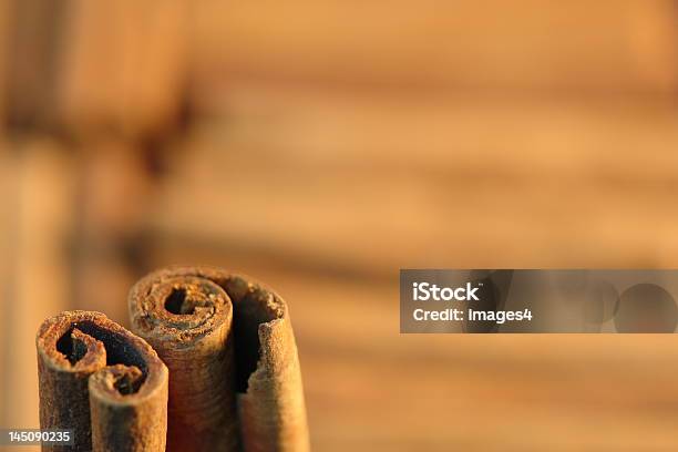 Primer Plano De Canela Barras Foto de stock y más banco de imágenes de Alimento - Alimento, Apilar, Calor