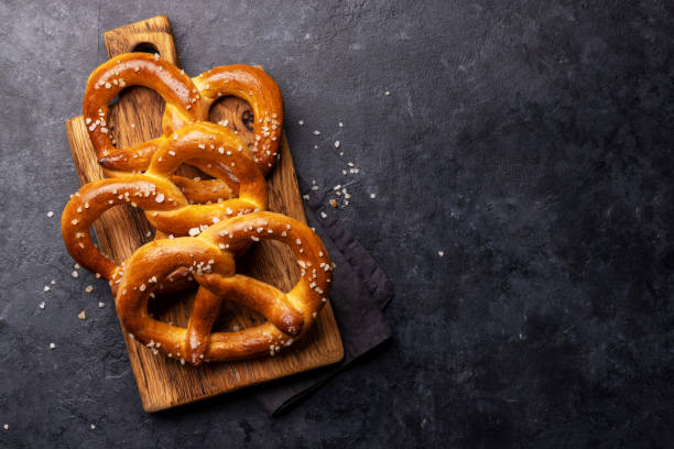 freshly baked homemade pretzels - pretzel imagens e fotografias de stock