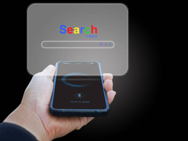 A man's hand use smartphones to searching for information data on the internet networking. Search website browser on virtual screen popping up. Global network, search engine optimization technology la mano de un hombre usa teléfonos inteligentes para buscar datos de información en las redes de internet. busque el navegador del sitio web en la pantalla virtual apareciendo. red global, tecnología de optimización de motores de búsqueda