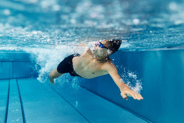 nastoletni chłopiec pływający w basenie - blue water swimming pool sports and fitness zdjęcia i obrazy z banku zdjęć