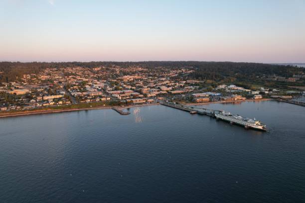 vista panorâmica aérea da paisagem marítima e da cidade litorânea em edmonds, washington - edmonds - fotografias e filmes do acervo