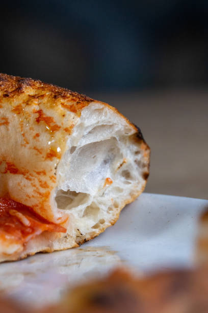 nahaufnahme des wabenrandes der neapolitanischen pizza - pizza pastry crust stuffed cheese stock-fotos und bilder