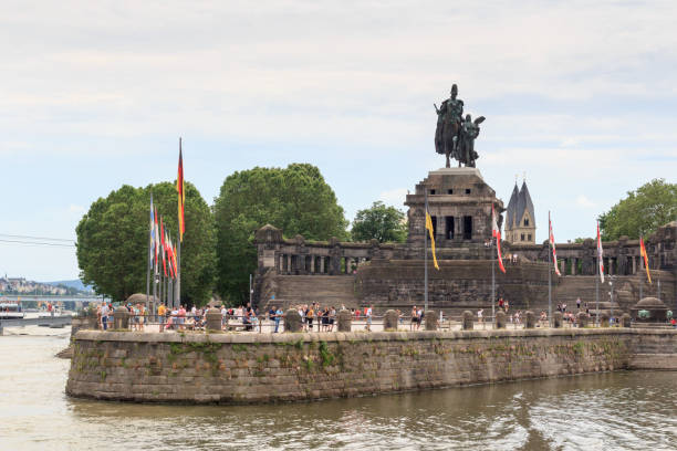 deutsches eck (немецкий уголок) между рейном и рекой мозель со статуей памятника императору вильгельму в кобленце, германия - koblenz rhine river river city стоковые фото и изображения