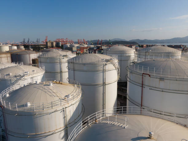 petrochemiczne magazyny energii - oil refinery refinery fuel storage tank germany zdjęcia i obrazy z banku zdjęć