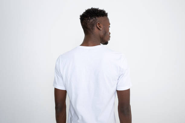 homme afro-américain en t-shirt blanc sur fond blanc. - back photos et images de collection