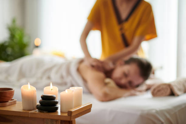 여자 점점 다시 마사지 - alternative medicine massaging spa treatment back 뉴스 사진 이미지