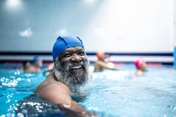 ritratto di un uomo anziano alla piscina - 65 69 anni foto e immagini stock