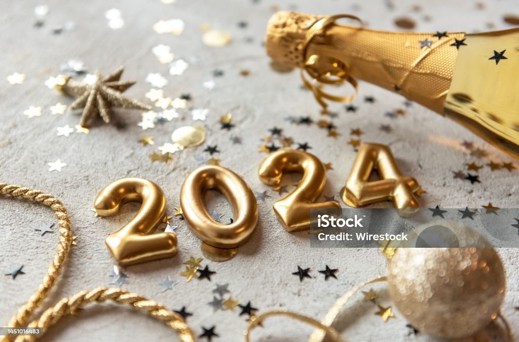 Photo libre de droit de Numéros Du Nouvel An 2024 Dorés Avec Confettis Et  Bouteille De Champagne banque d'images et plus d'images libres de droit de  2024 - iStock