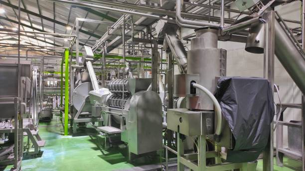 ココナッツを抽出するための機械セット - 食品加工工場 ストックフォトと画像