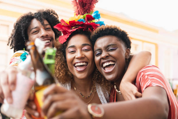 carnaval dans la rue. les gens au brésil trinquent - carnival drink people party photos et images de collection
