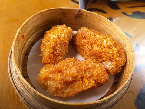 chicken nuggets served on a plate made of woven bamboo\n\n￼