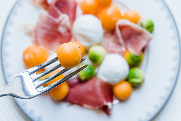 queso mozzarella con bolas de melón y jamón - melon balls fotografías e imágenes de stock