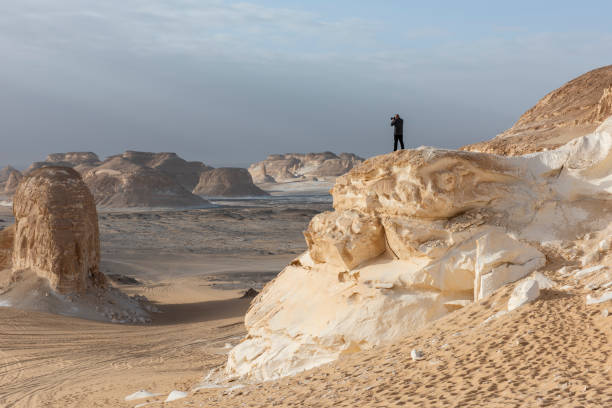 paisaje desértico árido en el valle de agabat - white desert fotografías e imágenes de stock