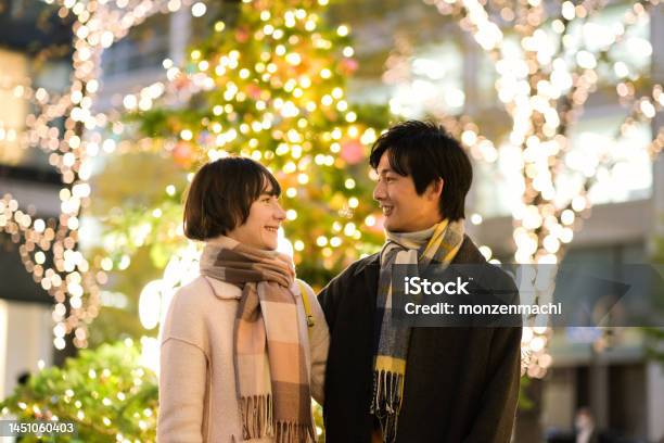 クリスマスツリーの前にある若い夫婦のポートレート