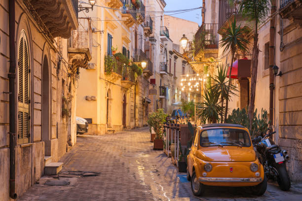 syracuse, italia escena callejera en crepúsculo - sicilia fotografías e imágenes de stock