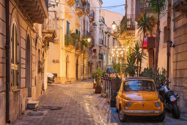 syracuse, italie scène de rue au crépuscule - sicily photos et images de collection