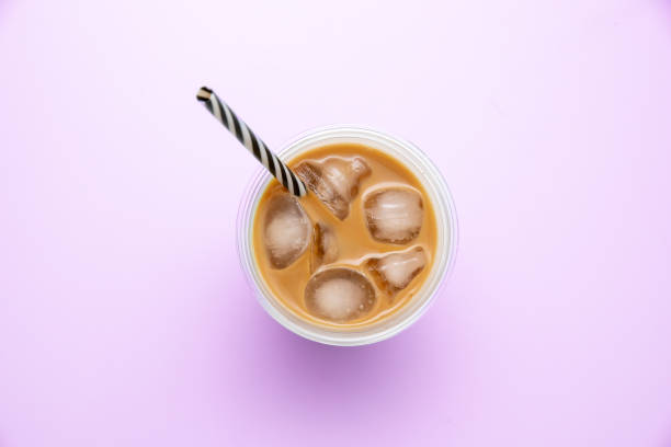 角氷とストローを使ったアイスコーヒーの上面図