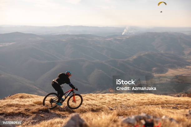 Adulto Hombre Caucásico Bicicleta De Montaña Montar En Bicicleta En La Cima  De La Colina Rodeado