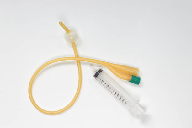 casque urinaire avec seringue 10 ml sur fond blanc, test - foley photos et images de collection