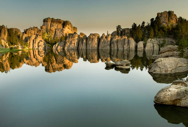 reflexão do nascer do sol do lago sylvan de dakota do sul - black hills - fotografias e filmes do acervo