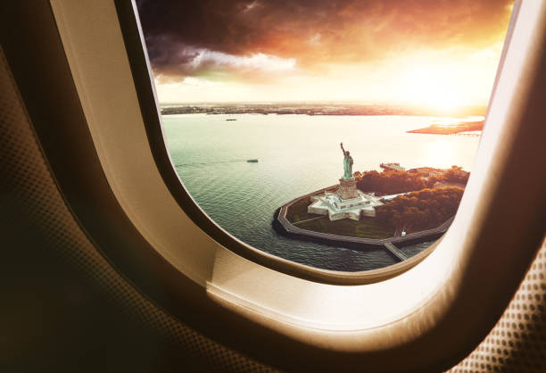 flying over nyc - airplane porthole imagens e fotografias de stock