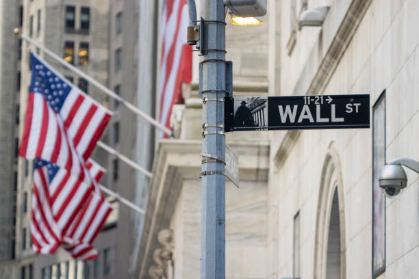 wall-street-schild - wall street new york stock exchange american flag manhattan financial district stock-fotos und bilder