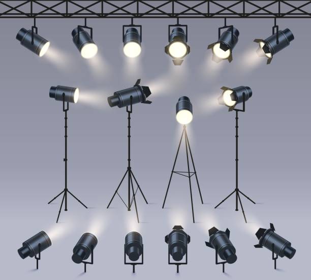 realistische scheinwerfer. lampe auf stativständer, fotostudio oder bühnenlichtanlage. strahler mit lichtstrahl-leuchteffekt-vektorset - strobe light stock-grafiken, -clipart, -cartoons und -symbole