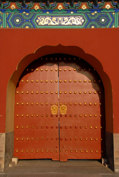une porte rouge au temple du ciel à pékin, en chine - beijing temple of heaven temple door photos et images de collection