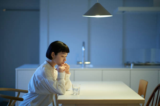 部屋でくつろぐ若い女性 - 仕事 いや ストックフォトと画像