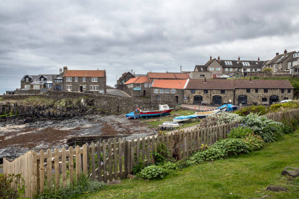 crastar fischerdorf - bamburgh stock-fotos und bilder