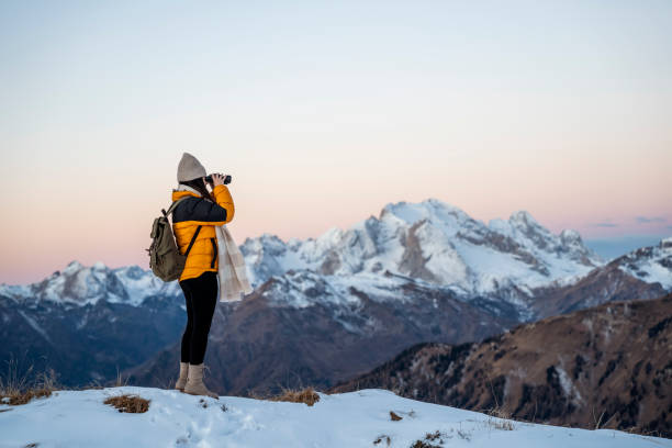 hermosa mujer mirando a través de binoculares - travel adventure winter cold fotografías e imágenes de stock