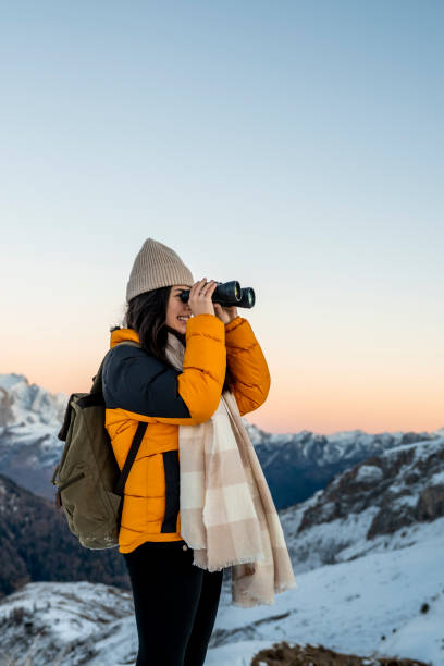 esplorare la natura dalla cima della collina - winter destination foto e immagini stock