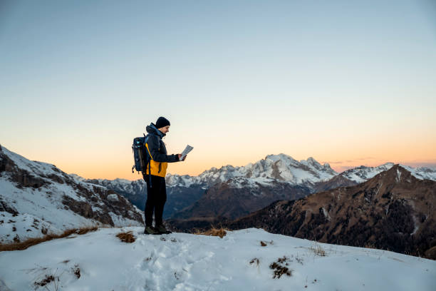 wanderer schaut im winter auf die karte - bayerische alpen stock-fotos und bilder